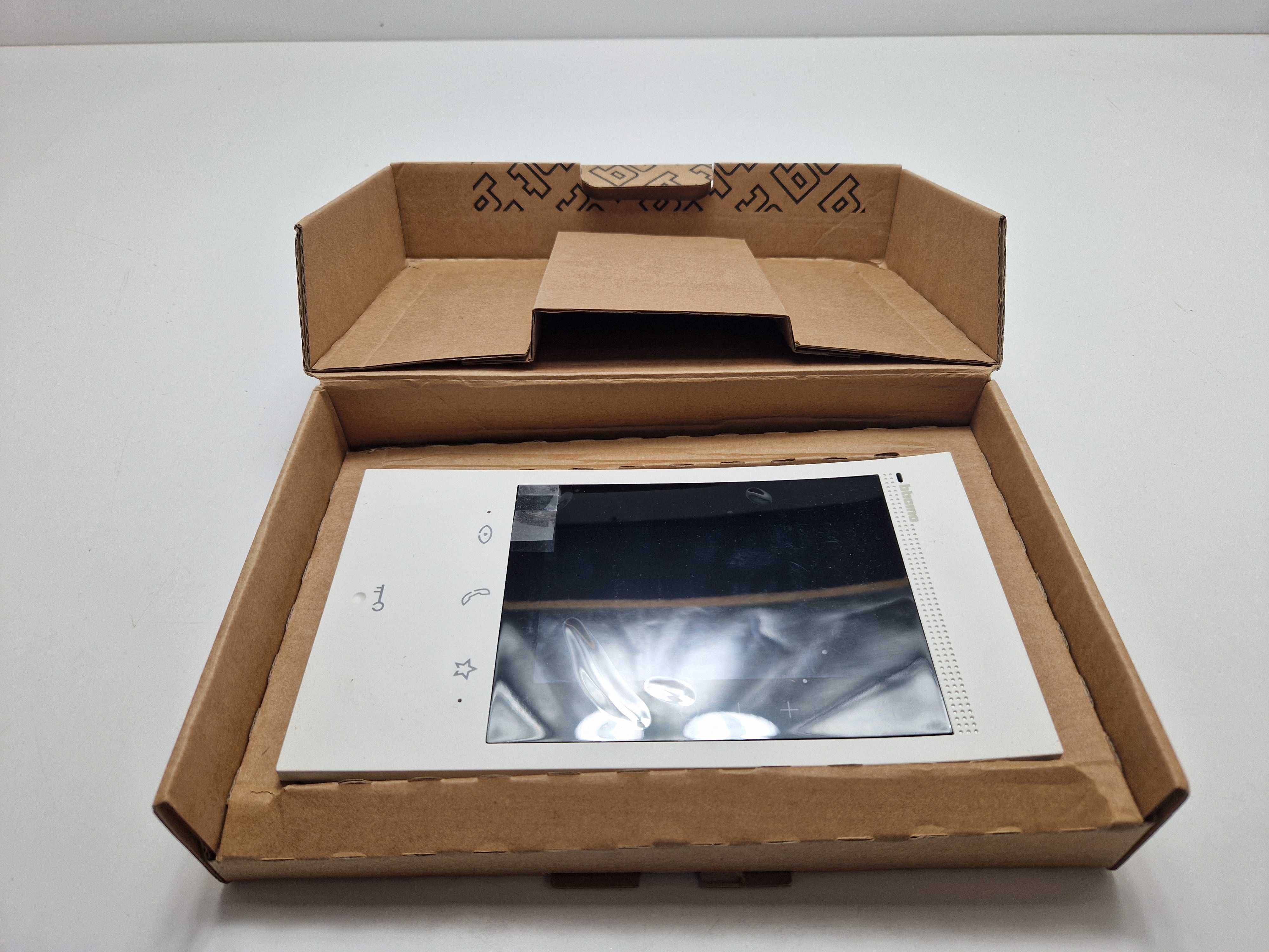 Bticino 344842 Wideodomofon classe smart Wi-Fi C300EOS
