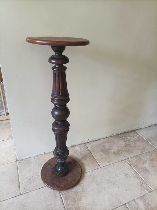 Drewniany stary kwietnik kolumna do renowacji