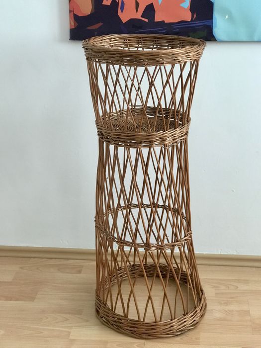 Duży wiklinowy kwietnik