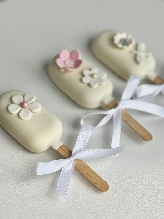 Торти, короваї, кенді бар на замовлення.