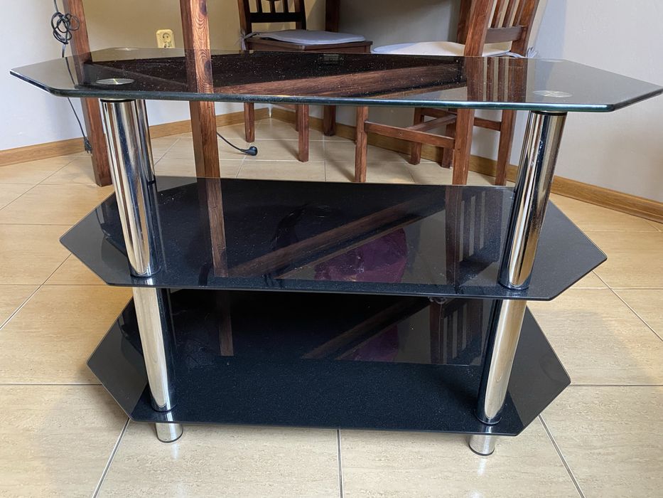 Stolik rtv ze szklanymi półkami