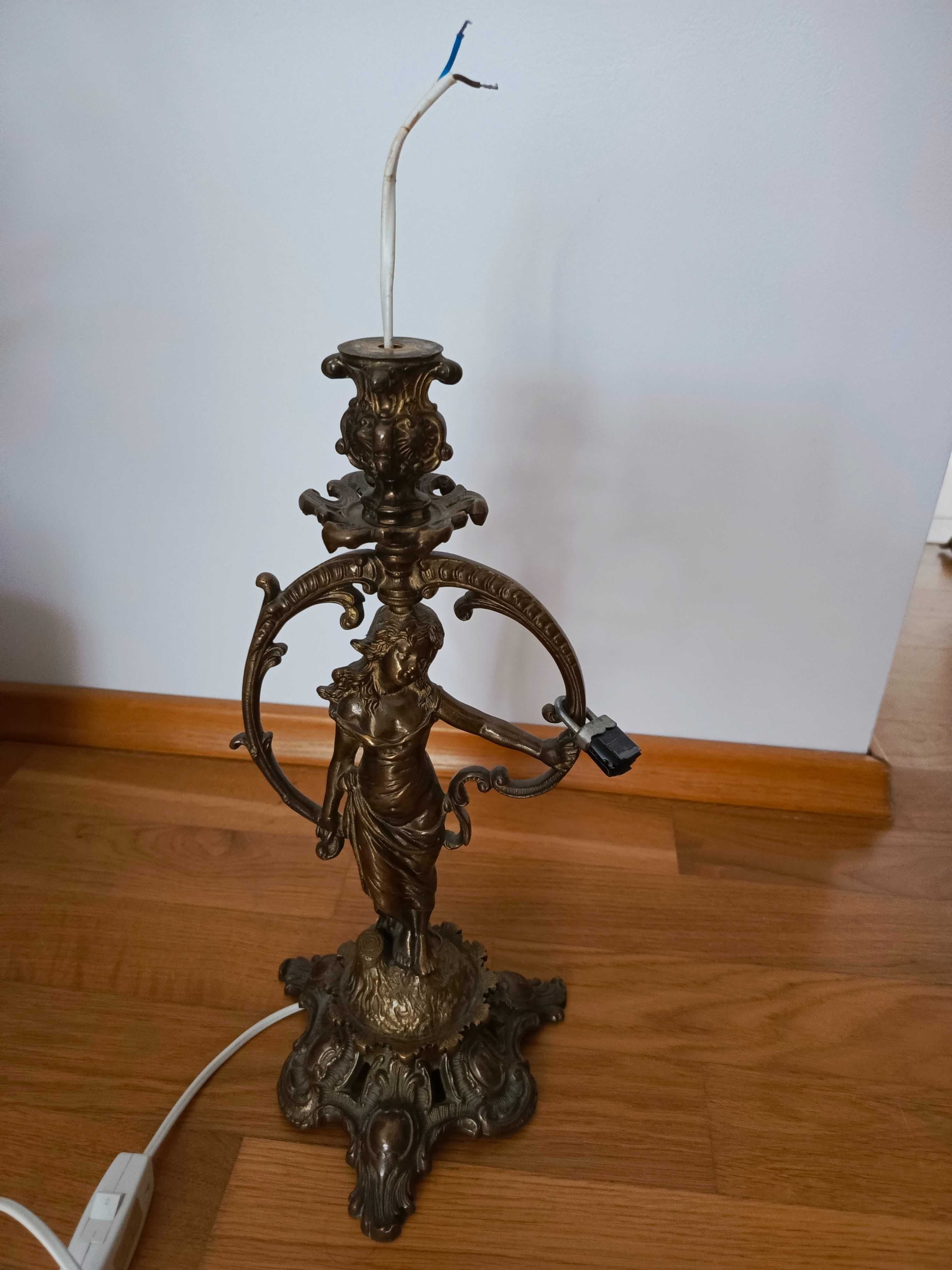 Piękna mosiężna lampka