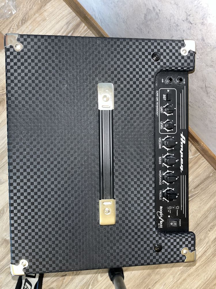 Комбопосилювач для бас-гітари Ampeg Rocket Bass 110 30Вт