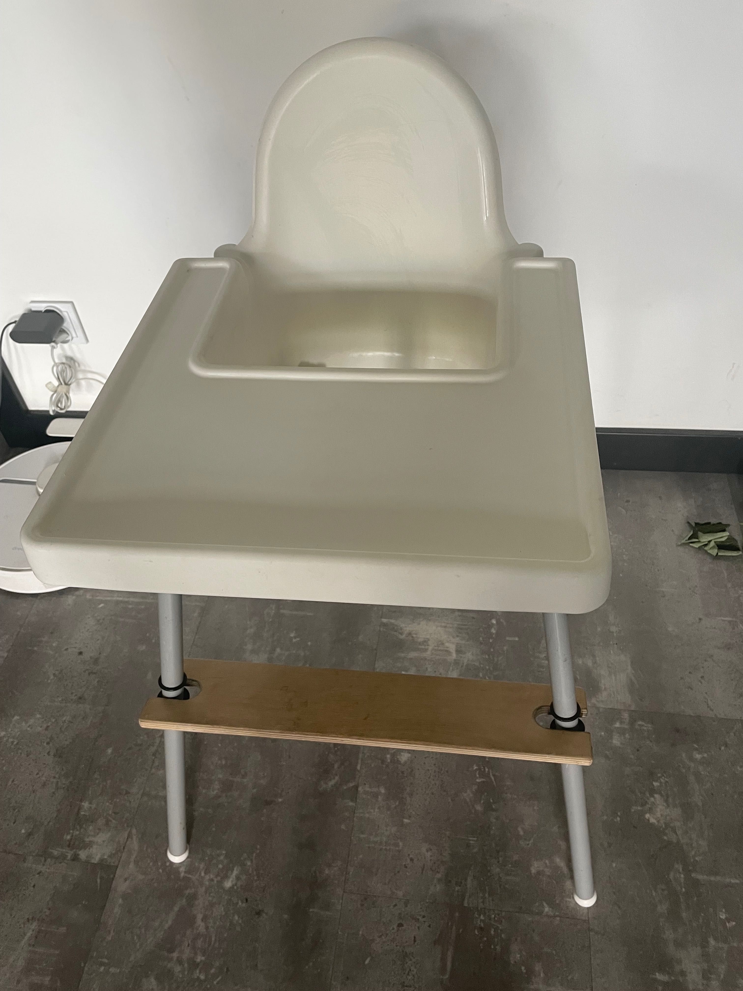 Ikea krzesełko do karmienia z podnóżkiem