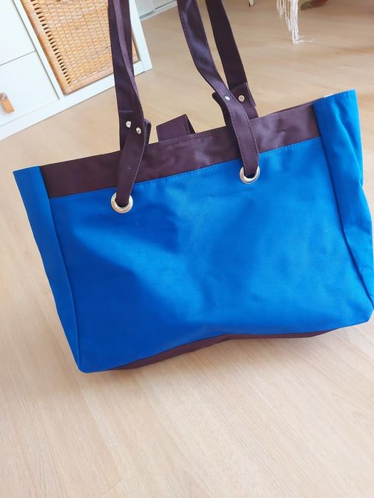 Bolsa azul e castanha