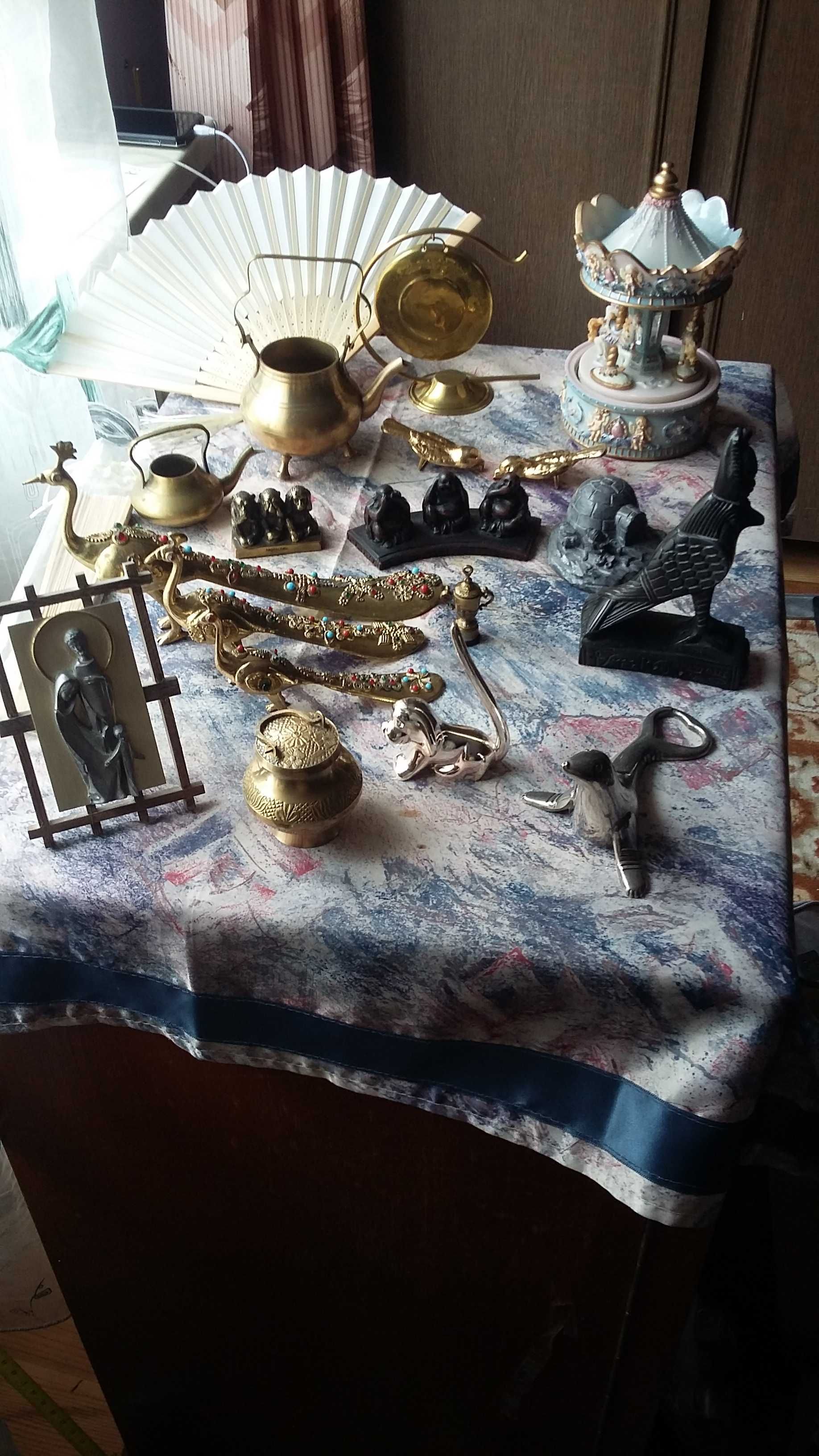 Различные сувениры из металла ,керамики и камня.