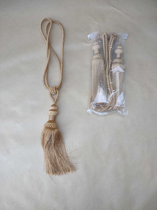 Chwosty do zasłon kpl. 2 szt. nowe.