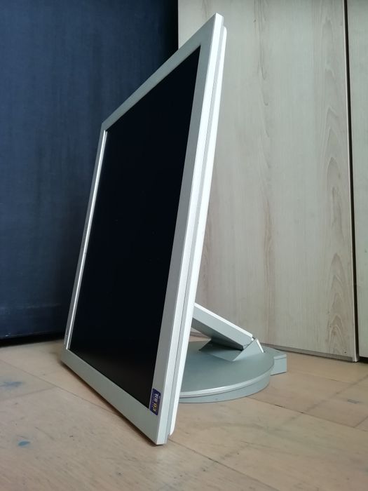 Monitor Samsung 17 cali. Sprytny - można powiesić