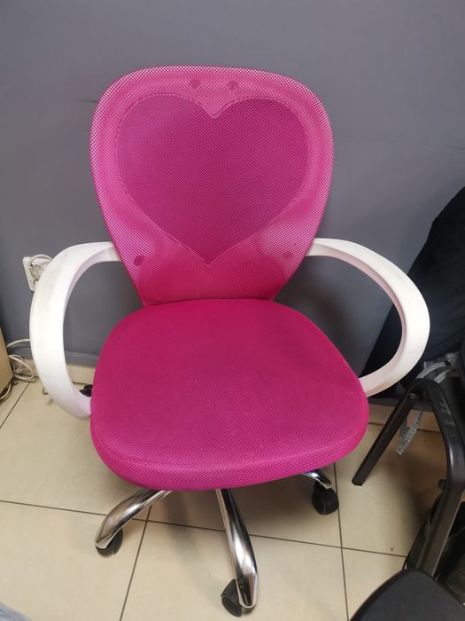Krzesło różowe do biurka