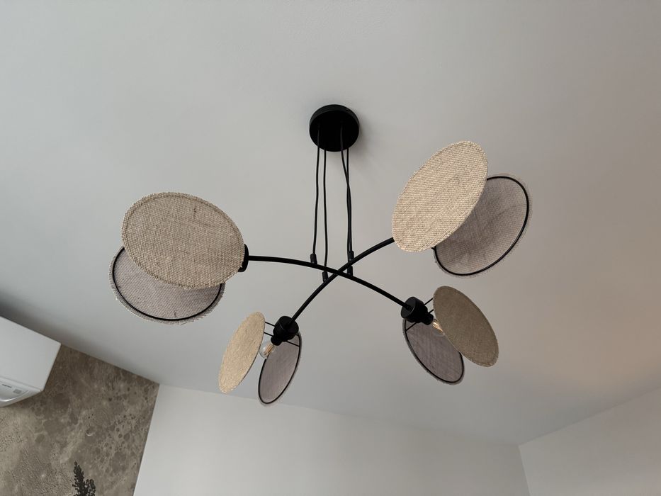 Beżowa lampa wisząca Marigold 4 na czarnym stelażu