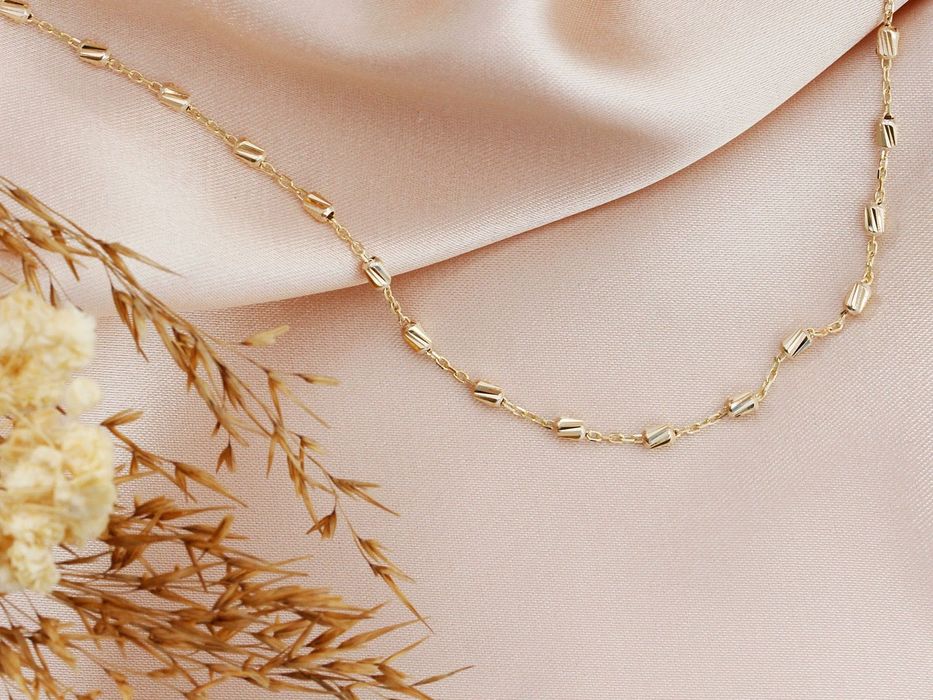 Złoty naszyjnik z elementami ozdobnymi diamentowane walce próba 375