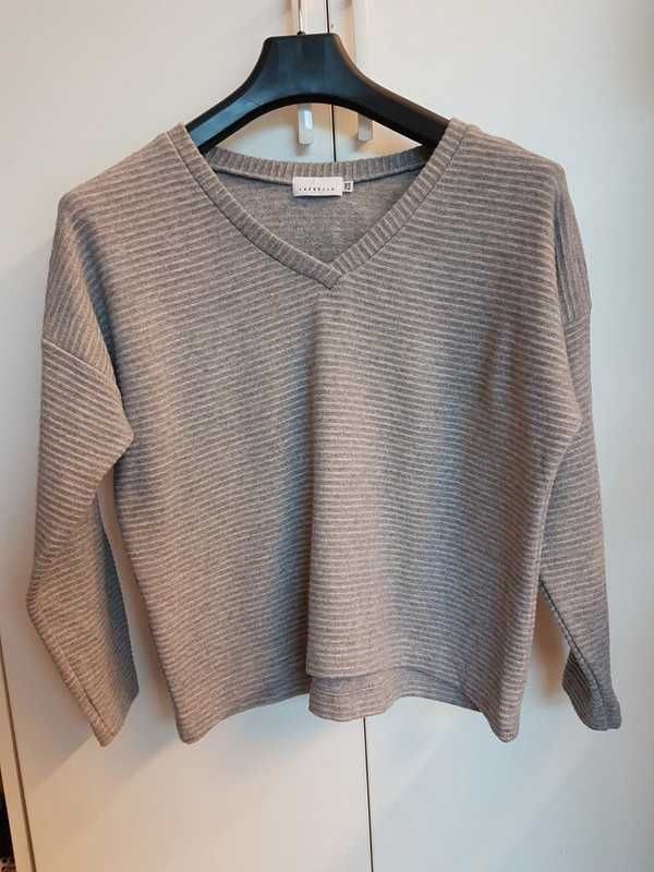 Szary sweter one size, oversize serek dekolt. Firma Laurella