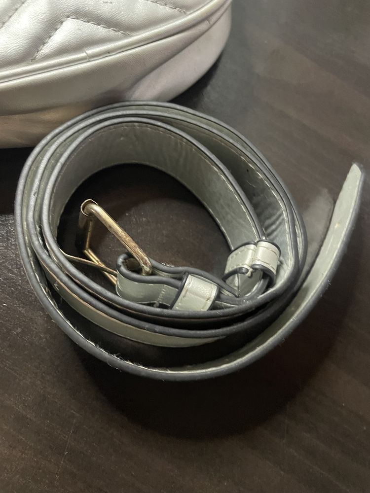 Bolsa de cintura cinzeta metalizada Michael Kors