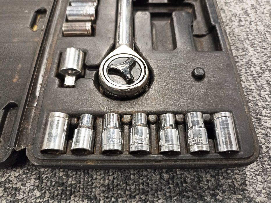 Zestaw kluczy nasadowych z walizką i grzechotką - lata 90te - 18el.