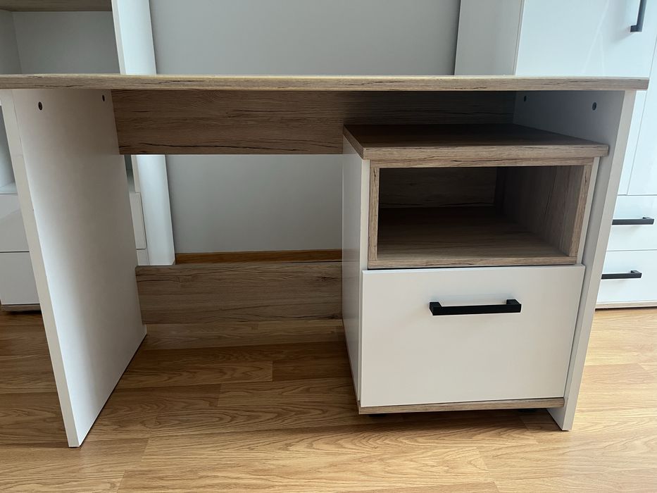 Biurko z szafką i krzesłem