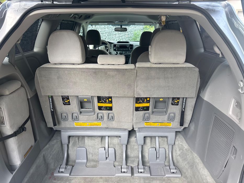 Wynajem Toyota Sienna 8 osobowa 3.5 Benzyna+LPG