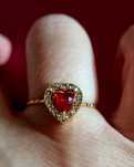Anel dourado, em aço, coração vermelho rodeado de zirconias. Ajustável