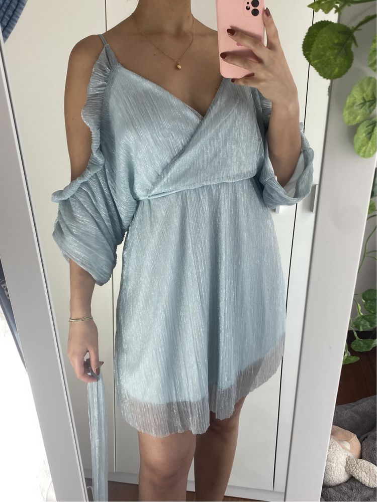 Vestido azul celeste e prateado com manga aberta