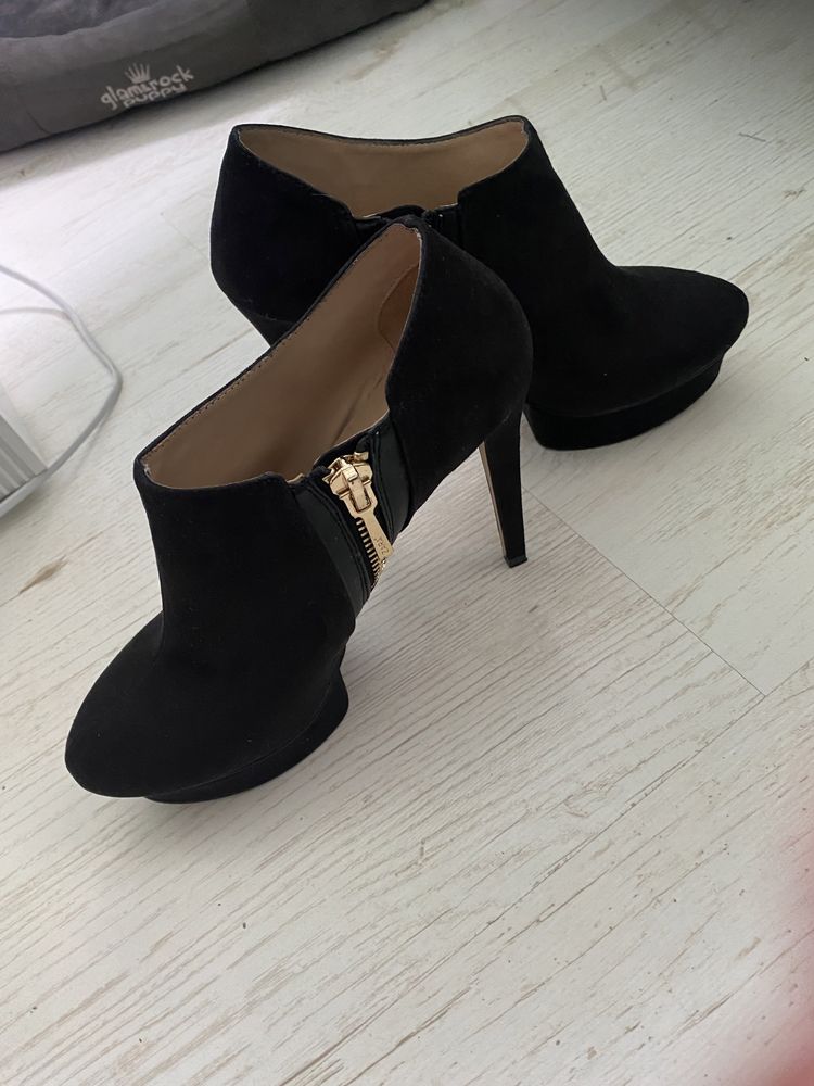 Stylowe botki Zara czarne złote zamki wydłużają nogi buty na obcasie
