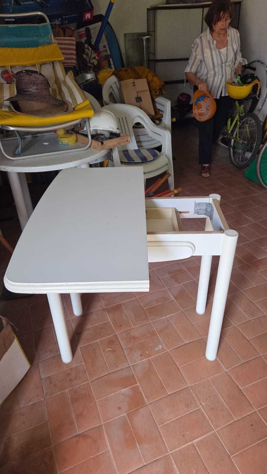 Mesa de cozinha extensível com gaveta
