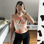 pomaranczowy crop top bez rękawów bluzka prettylittlething lato festiw