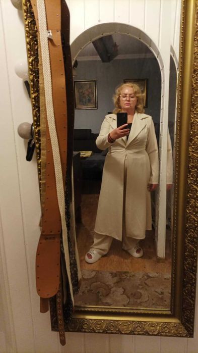 Nowy garnitur damski z najnowszej kolekcji, bezowy.