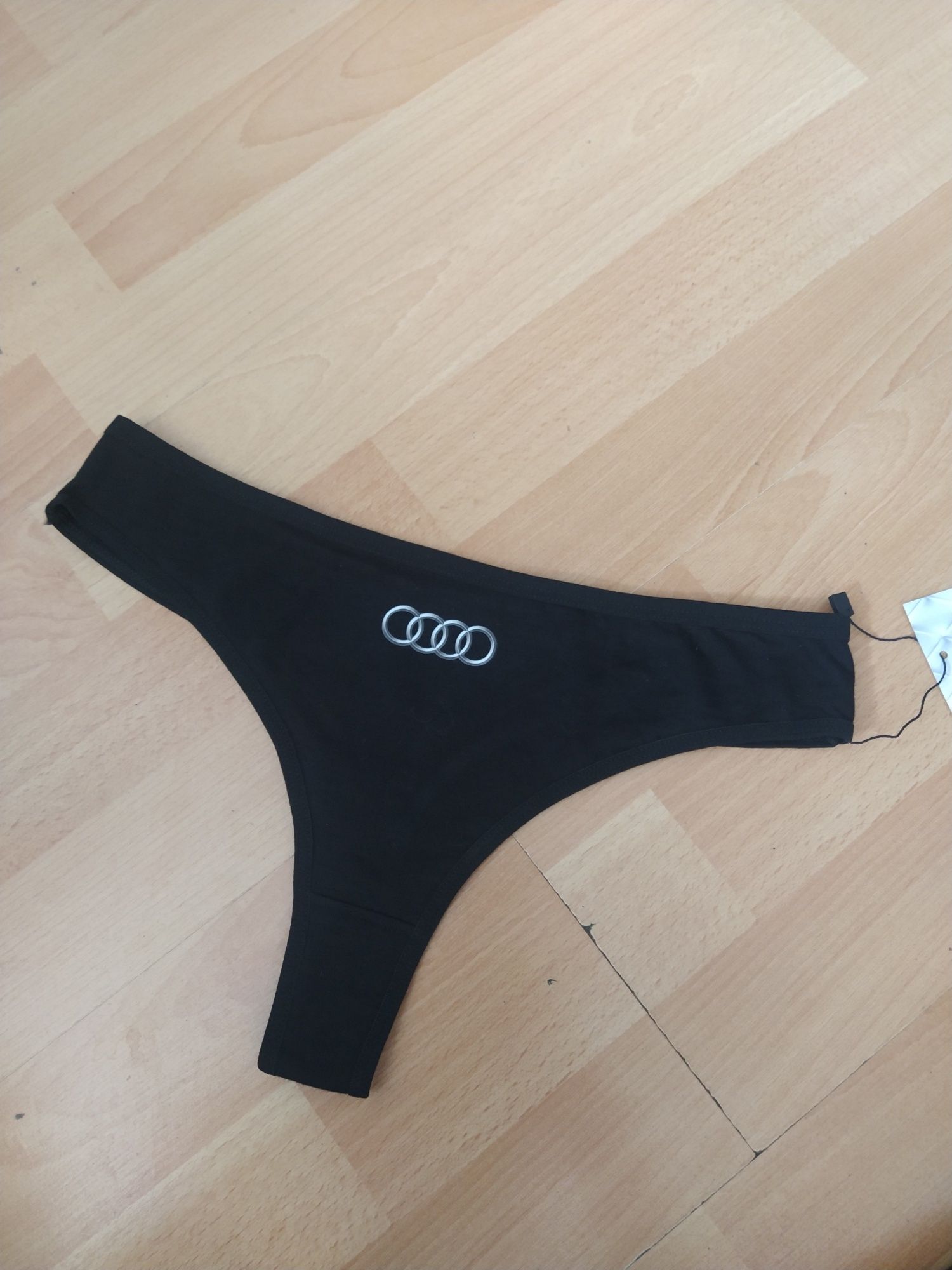 Czarne stringi audi