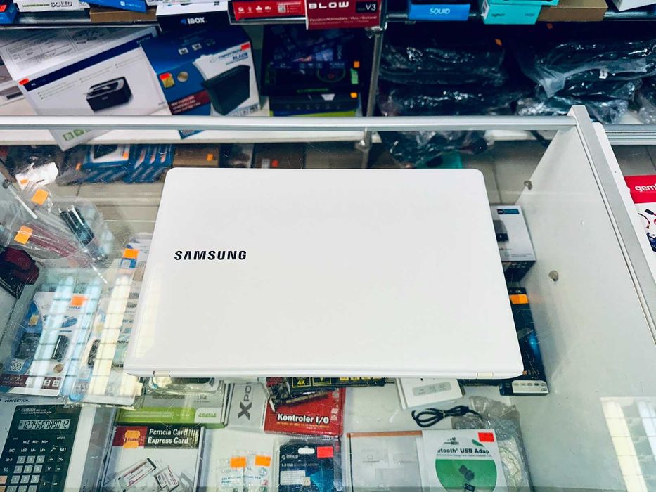 Laptop SAMSUNG 370R 15,6" biały 2117U 8GB 256GB Win 11