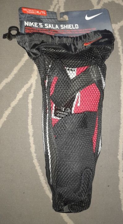 Ochraniacze piłkarskie Nike 5 Sala Shield (XL)