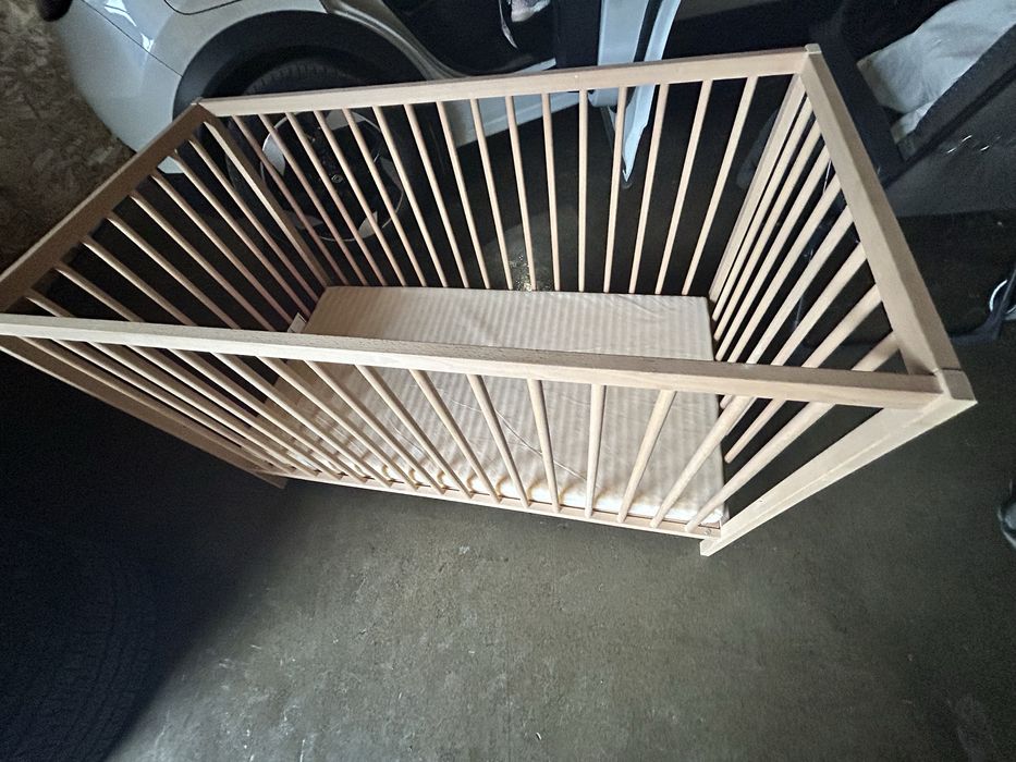 Łóżeczko z materacem i ochraniaczem