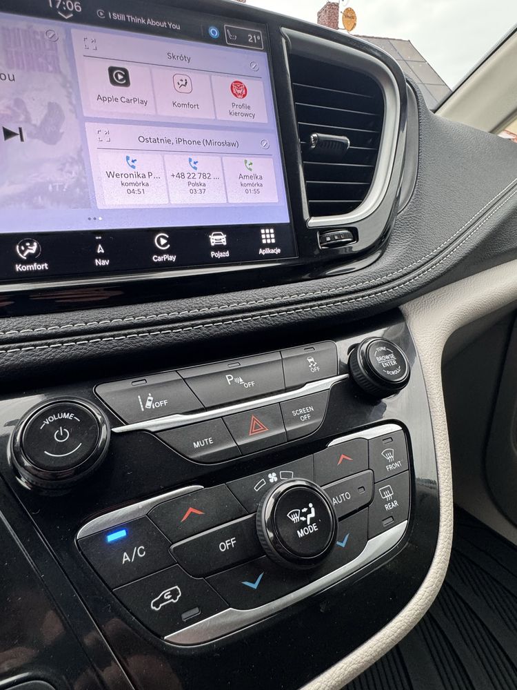 Chrysler Pacifica Hybrid 2024, jak nowy.