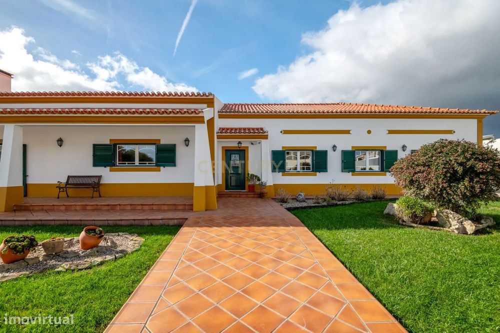 Moradia Típica Portuguesa com Jardim e Terrenos Privados – Alcoentre,