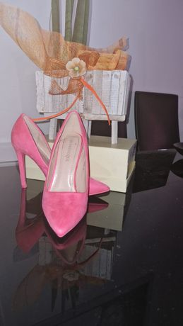 Sapatos cor de rosa tacão alto
