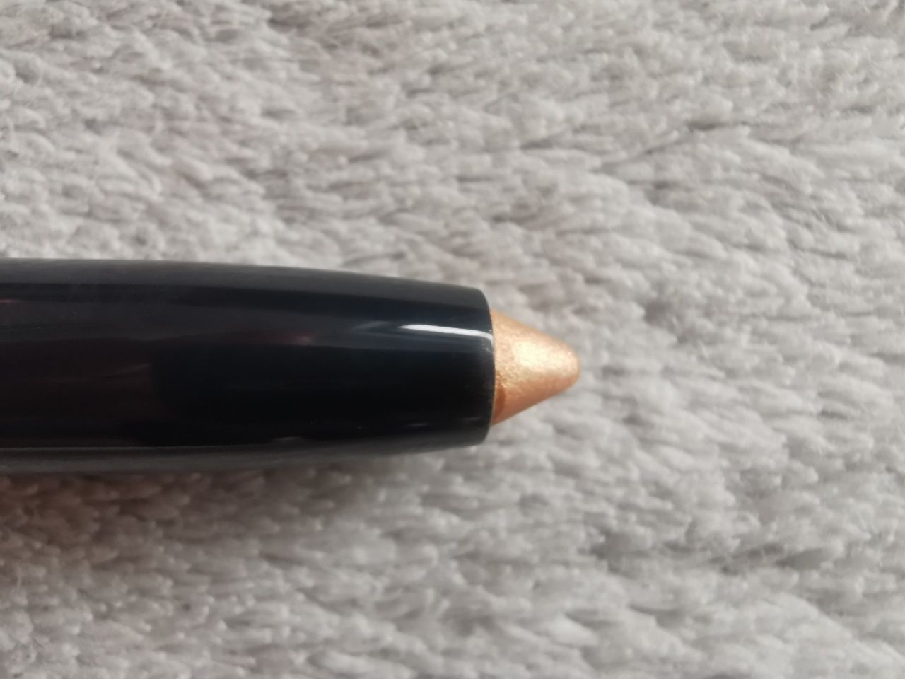 Cień do powiek w kredce Avon Power Stay 16h