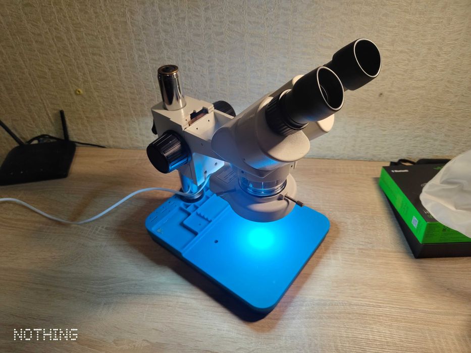 Мікроскоп бінокулярный.