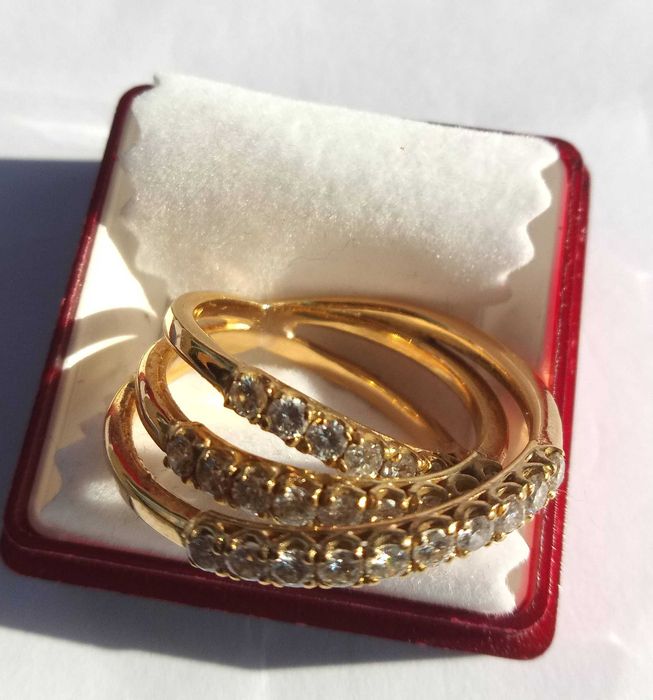 Anel triplo em ouro com brilhantes