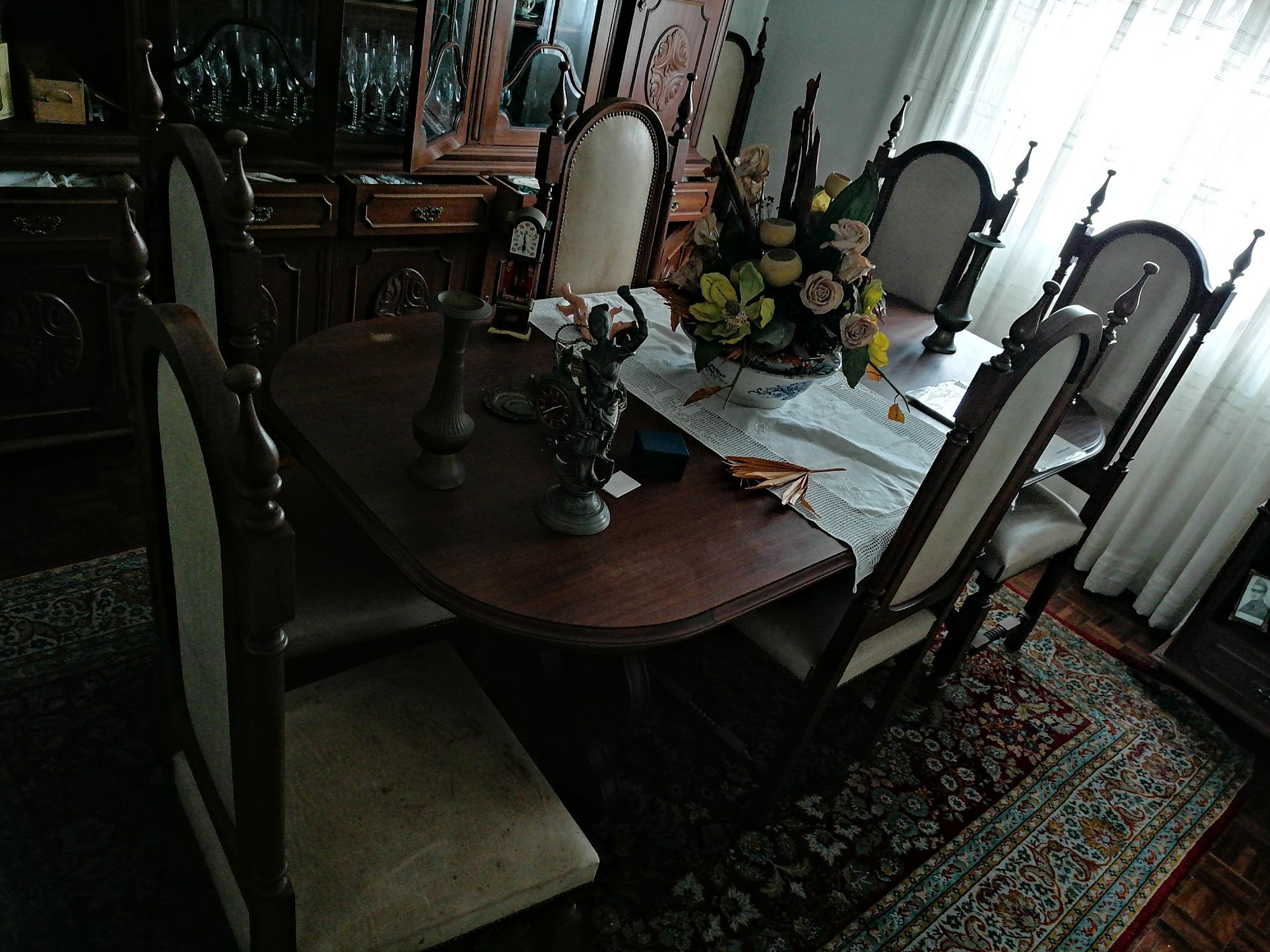 Mesa sala de jantar + 8 cadeiras madeira maciça