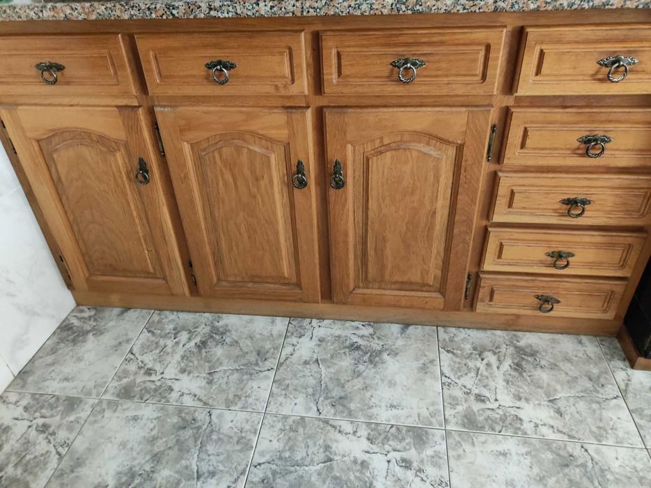 Armários cozinha madeira maciça de pinho. Bancada granito laminado