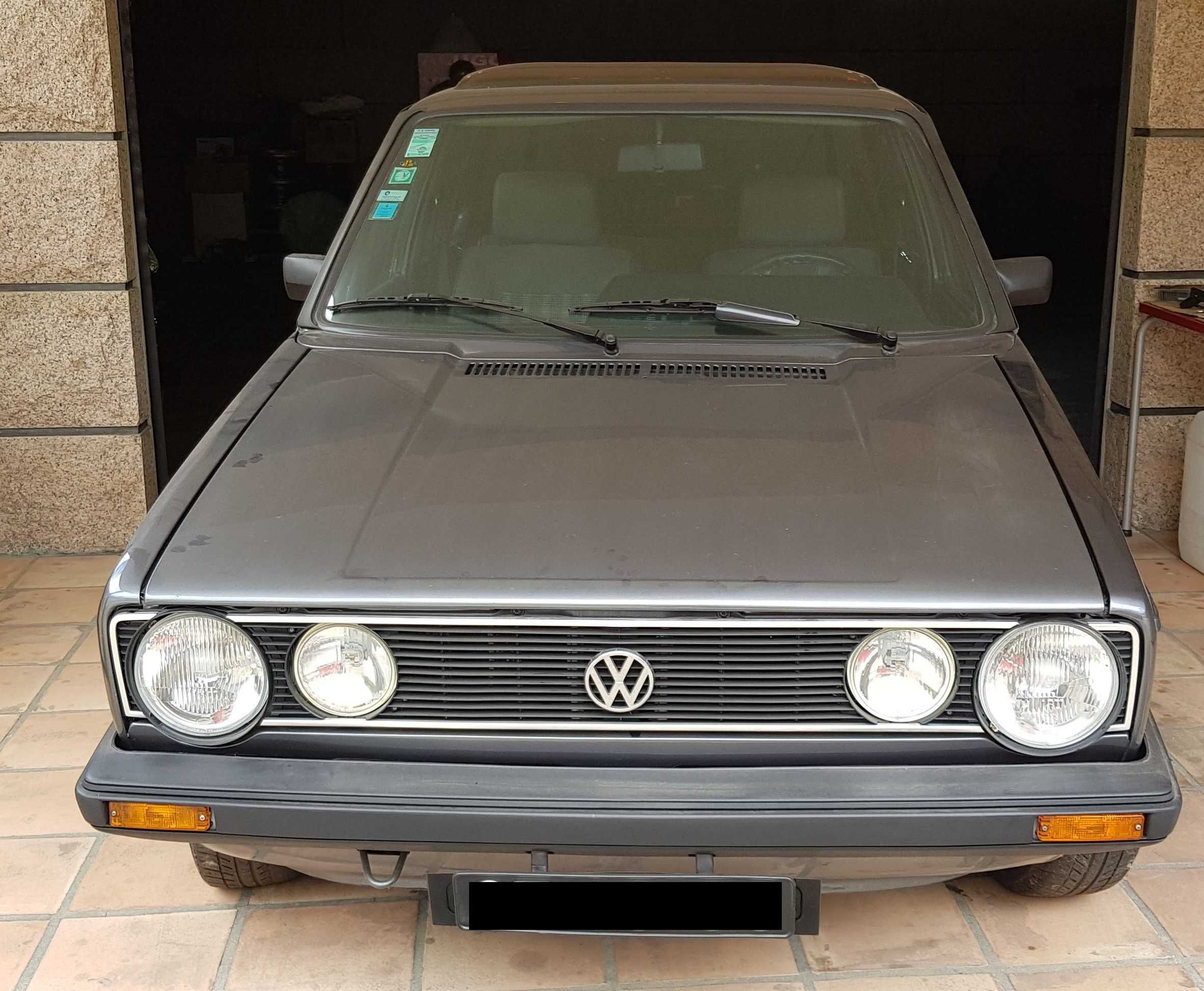 VW Golf GTI clássico com teto de abrir panorâmico