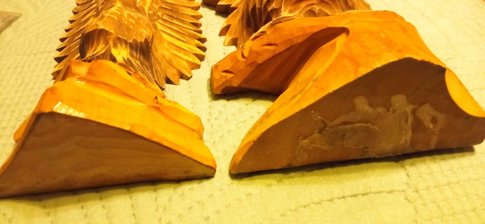 Rzeźbiony orzeł z drewna