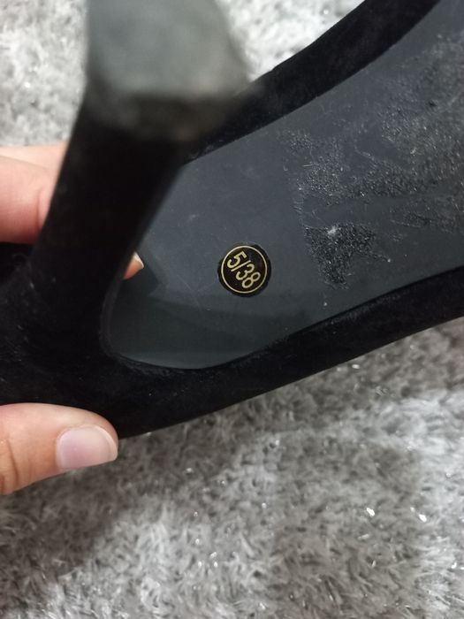 Sapato de salto alto, em camurça preta