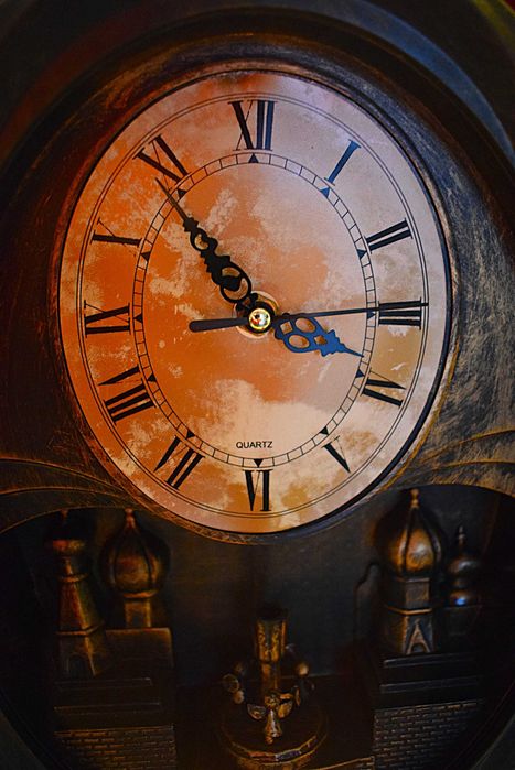 Zegar ozdobny , ścienny , kwarcowy .