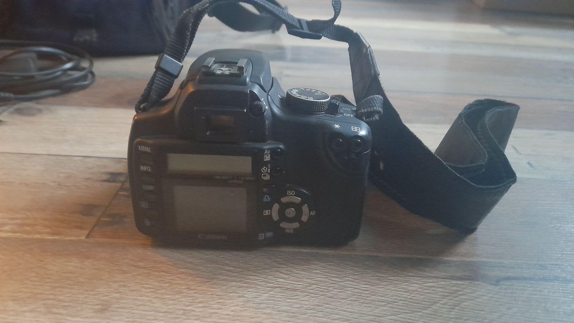 Aparat Canon EOS z obiektywem