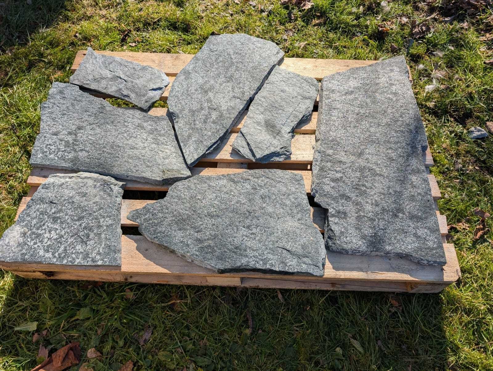 Kamień naturalny ciemny grafit, antracyt kamień chodnikowy elewacyjny