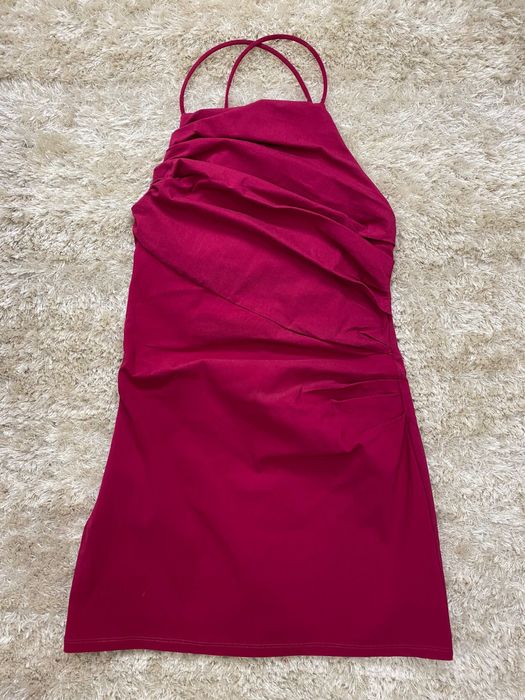 Vestido com as costas a mostra