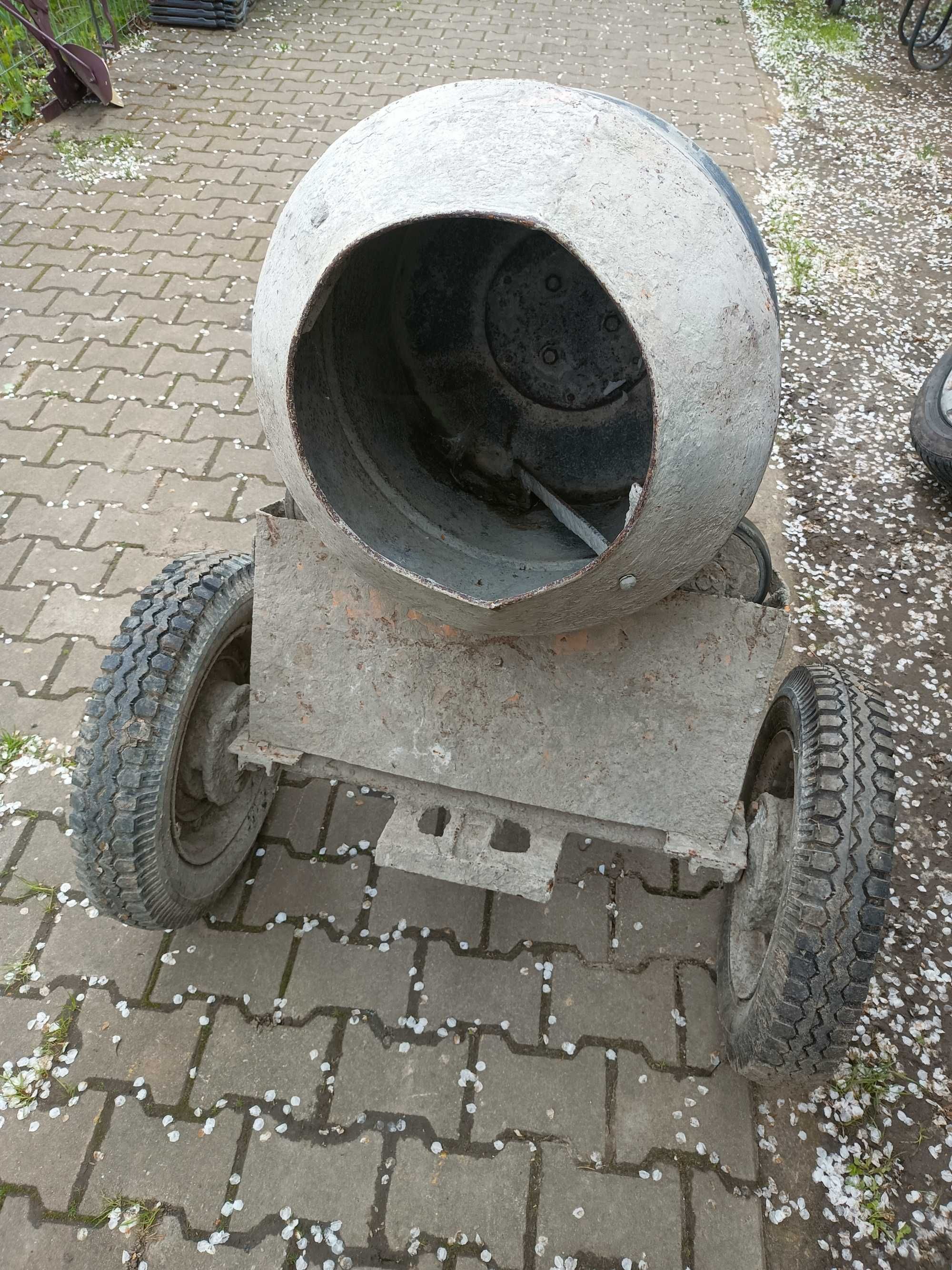 Mała betoniarka bez silnika