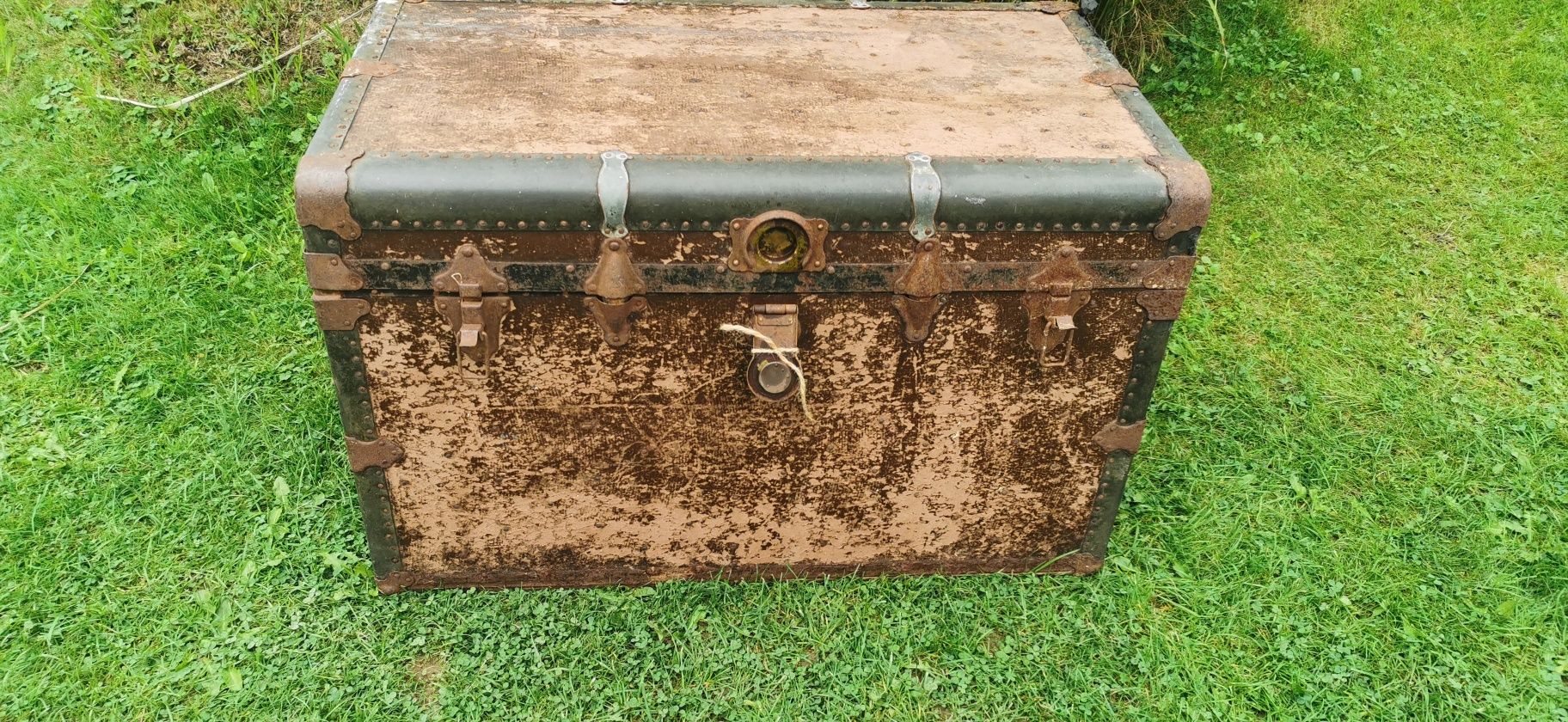 Stary kufer podróżny z kluczem