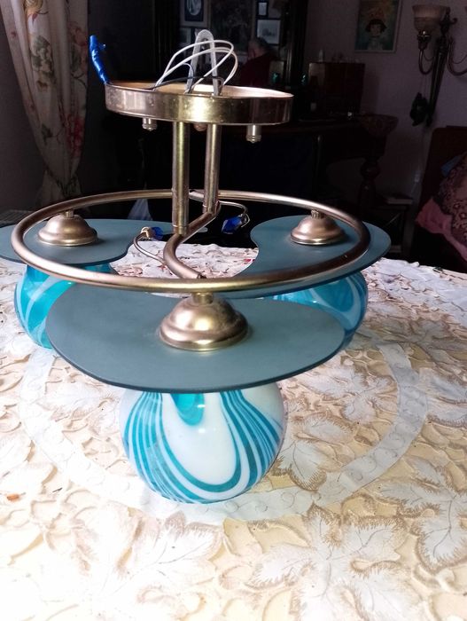 Люстра на три світильники синього кольору.