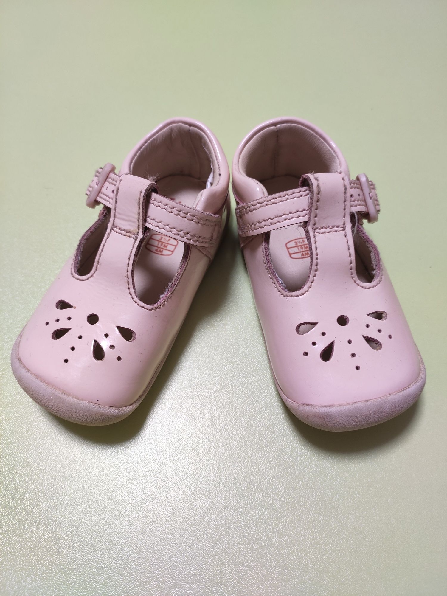 Взуття для дівчинки 19 розмір (туфлі, кеди)