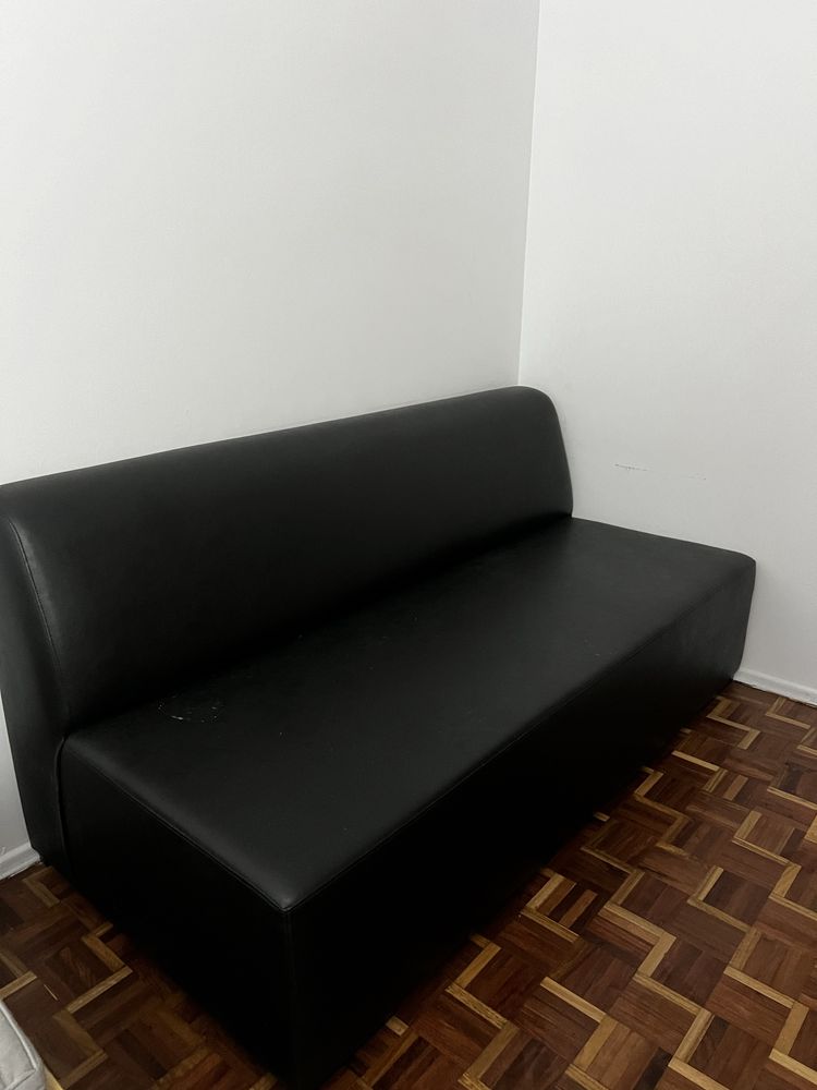 Sofa de couro preto